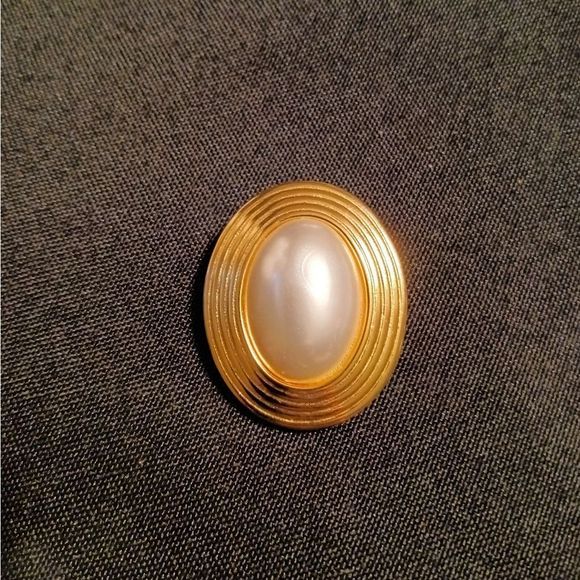 Stunning Pearl Scarf Clip - Picture 1 of 5